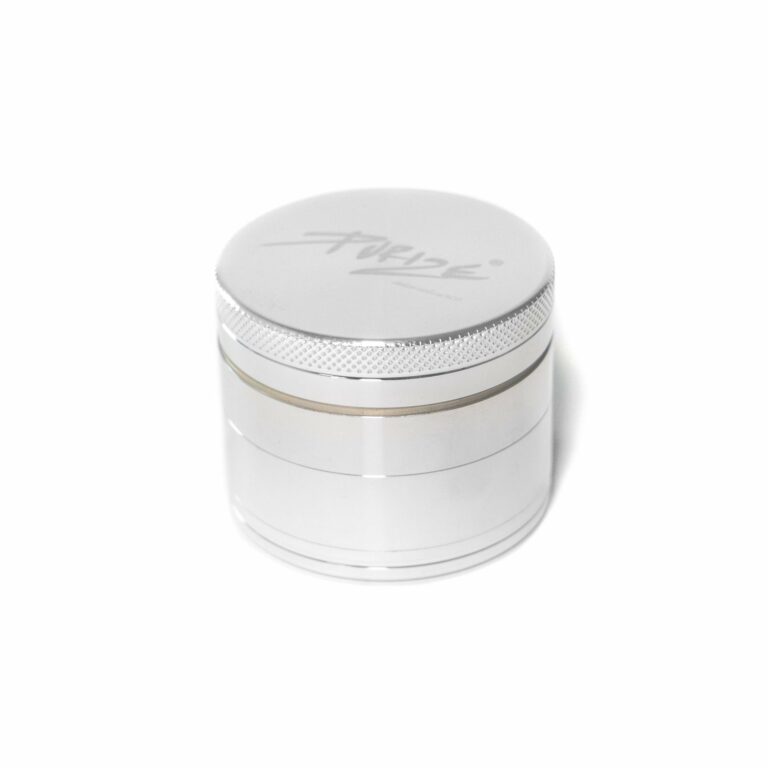 Silberner Grinder mit strukturiertem Deckel.